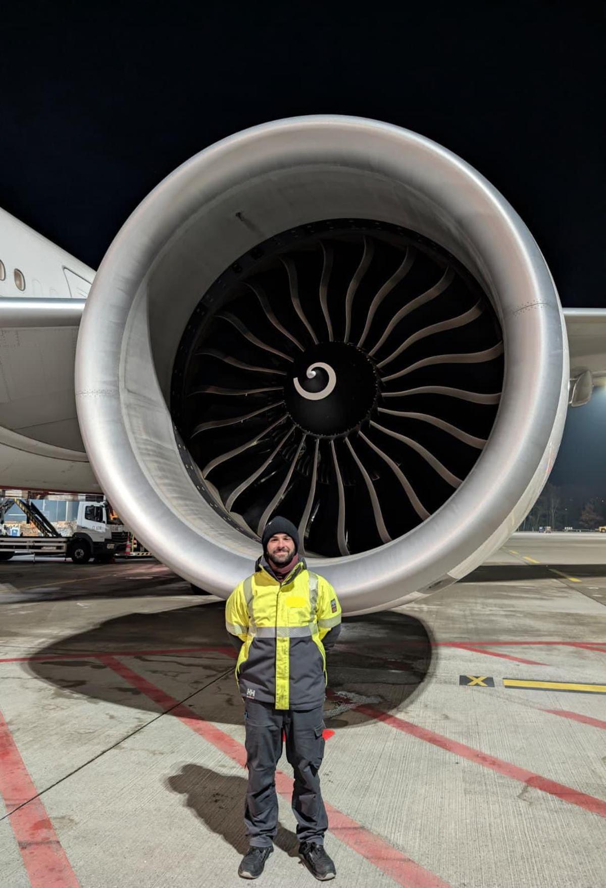 Pau García es mecánico de aviones en Suiza.