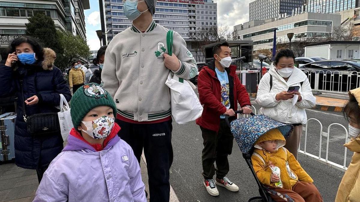 Niños y familiares frente al Hospital Infantil de Pekín.