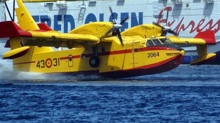 Un hidroavión recarga agua en la costa de Canarias.