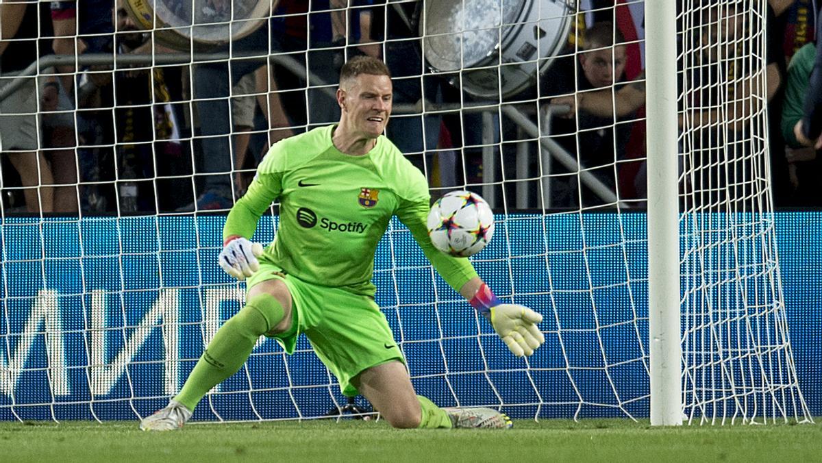 Ter Stegen atento con su brazo izquierdo para desviar el balón.