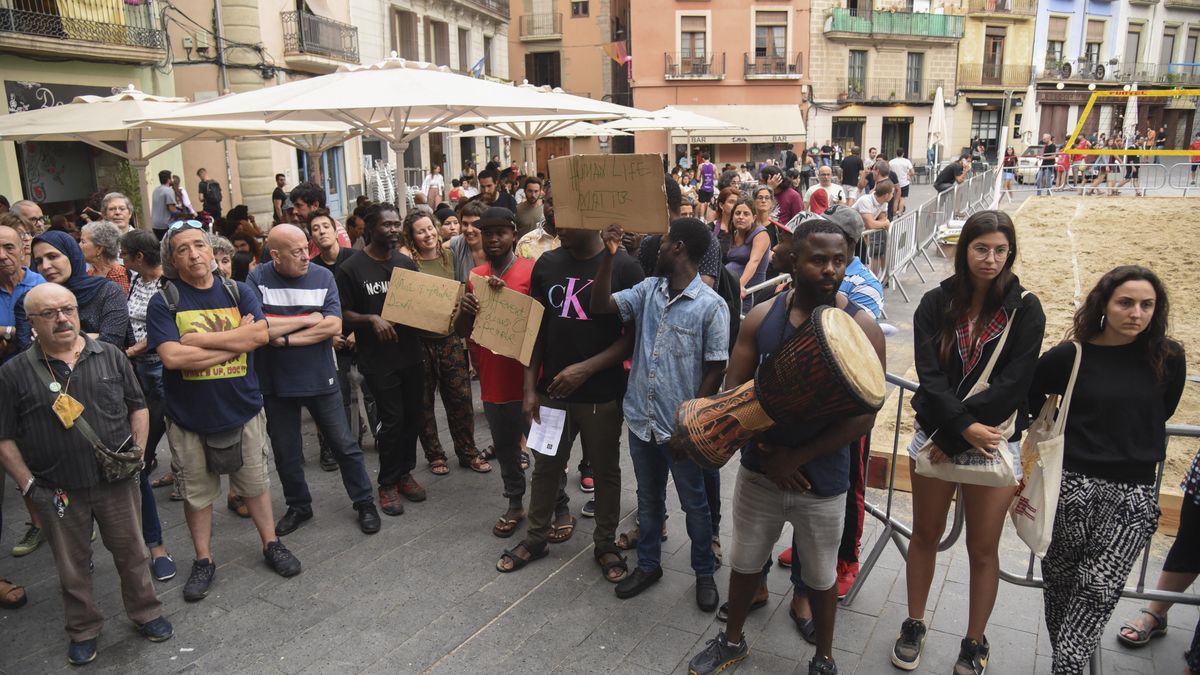 Concentració contra les morts a la tanca de Melilla a la plaça Major de Manresa