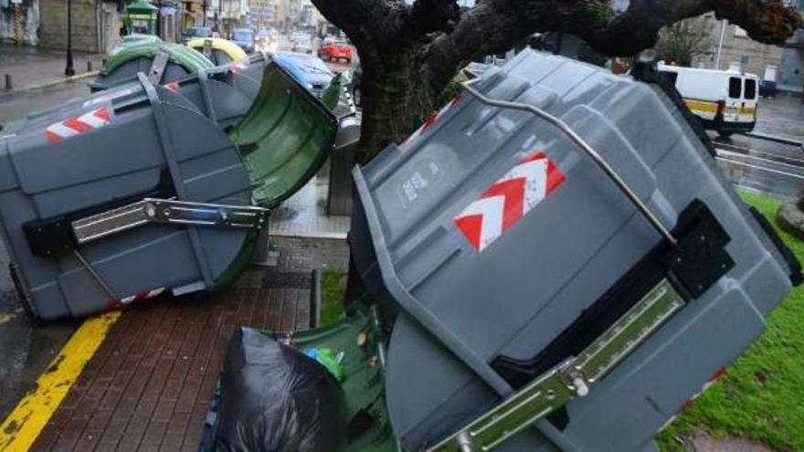 Contenedores derribados por el viento, ayer, en el entorno del consistorio de Cangas.  // Gonzalo Núñez