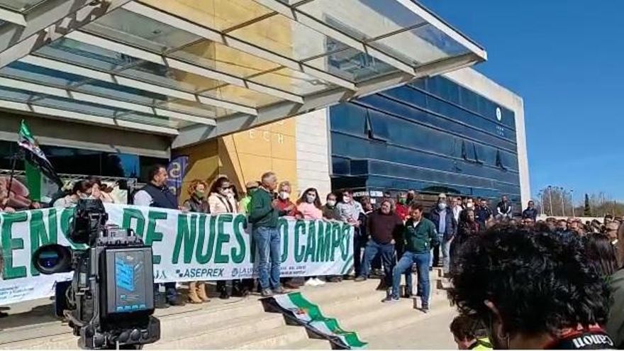 Luis Cortés habla a los 2.000 agricultores y ganaderos que se manifiestan a las puertas de Feval