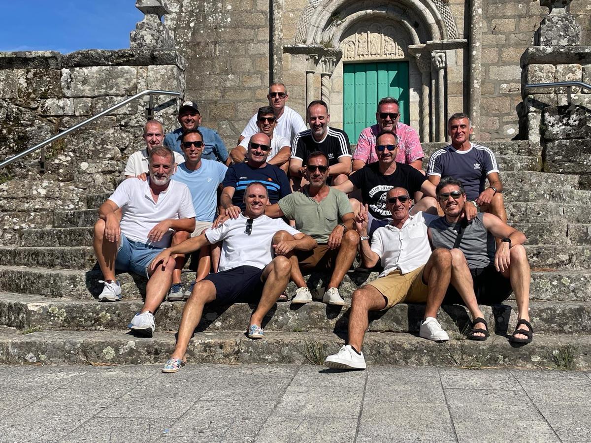 Los participantes en la reunión, en las escaleras de la iglesia de San Martiño.