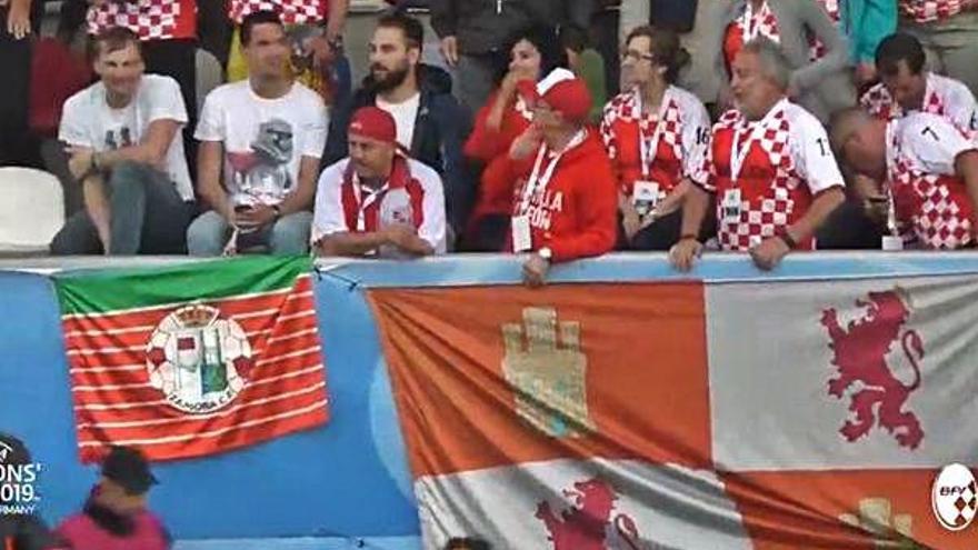 Una bandera de Zamora entre la afición de Castilla y León.