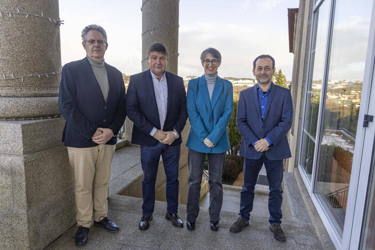 Os catro participantes no foro.