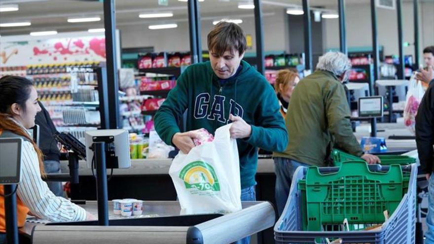 Mercadona avanza al mes de abril la eliminación de las bolsas de plástico