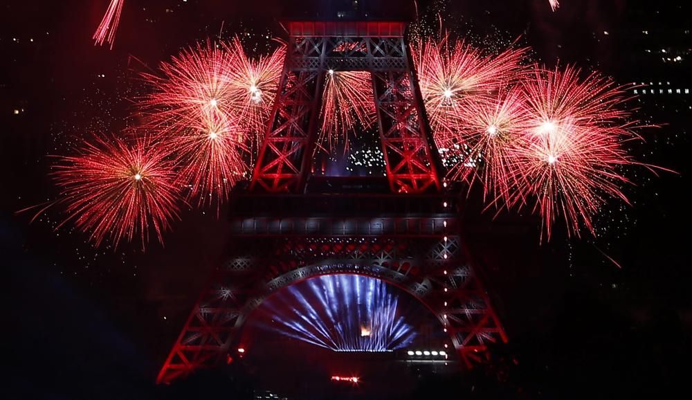 Focs artificials a la Torre Eiffel en la celebració del dia de la Bastilla, París