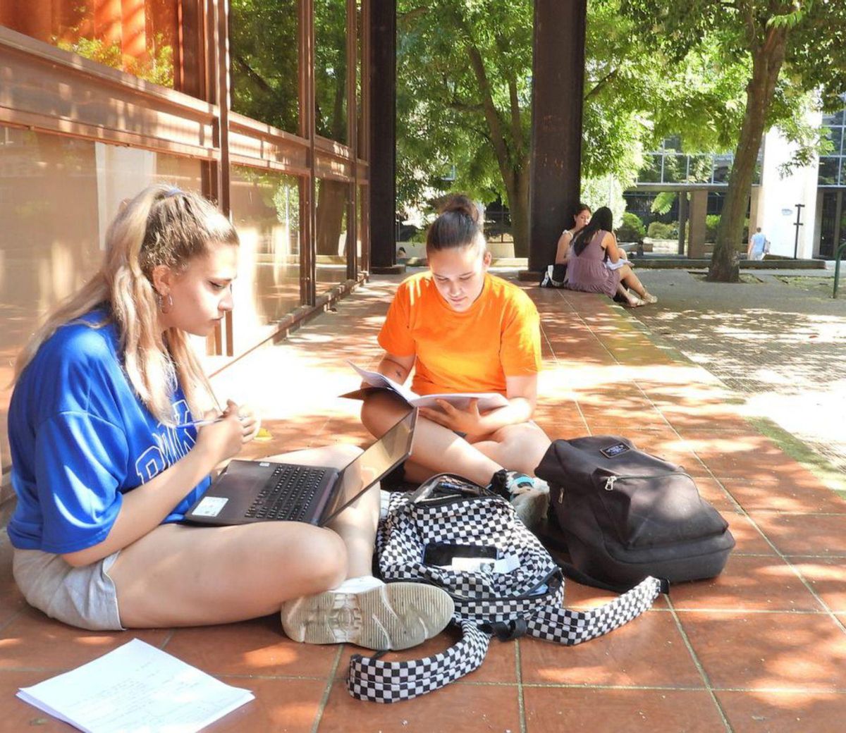 Algunos estudiantes después de hacer el primer examen. | // FERNANDO CASANOVA