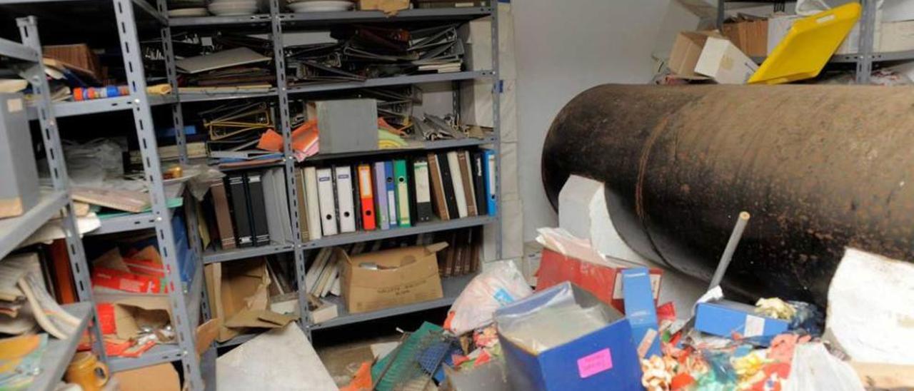 Archivadores y basura, en uno de los cuartos del almacén de la iglesia de La Cadellada.