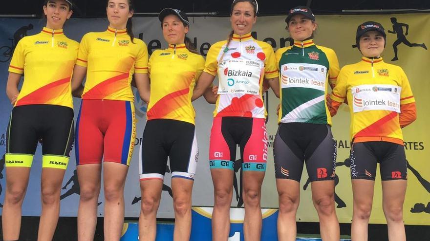 Sandra Alonso y Melisa Gómiz, las dos primeras por la izquierda, con el maillot de líder