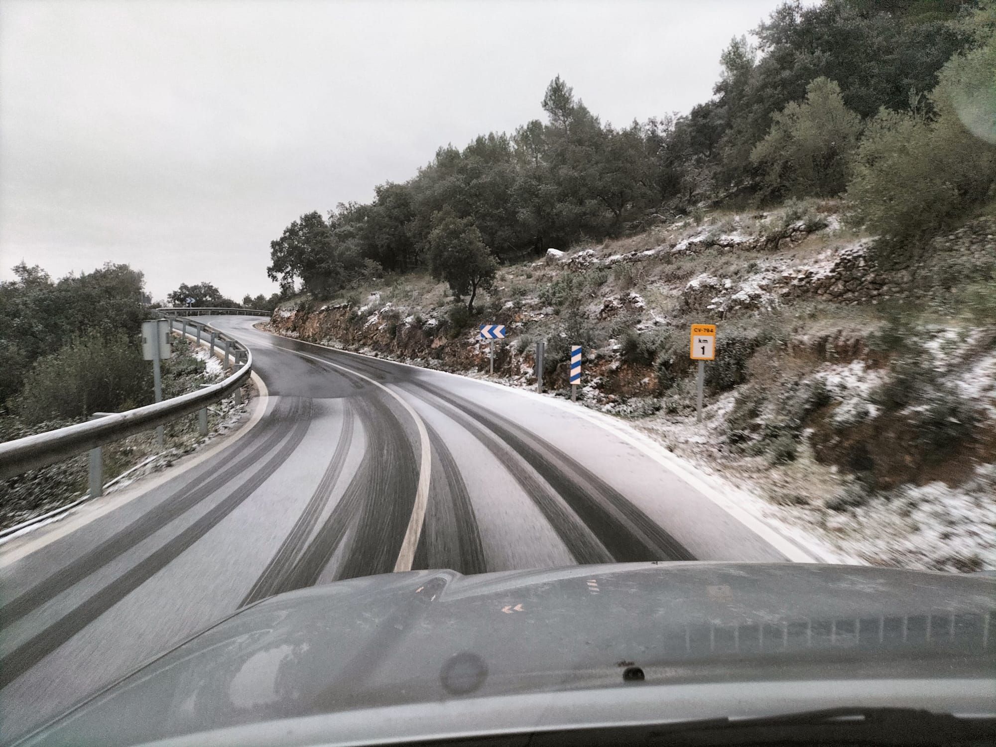 Las temperaturas mínimas se mantienen y la nieve llega a las comarcas de interior