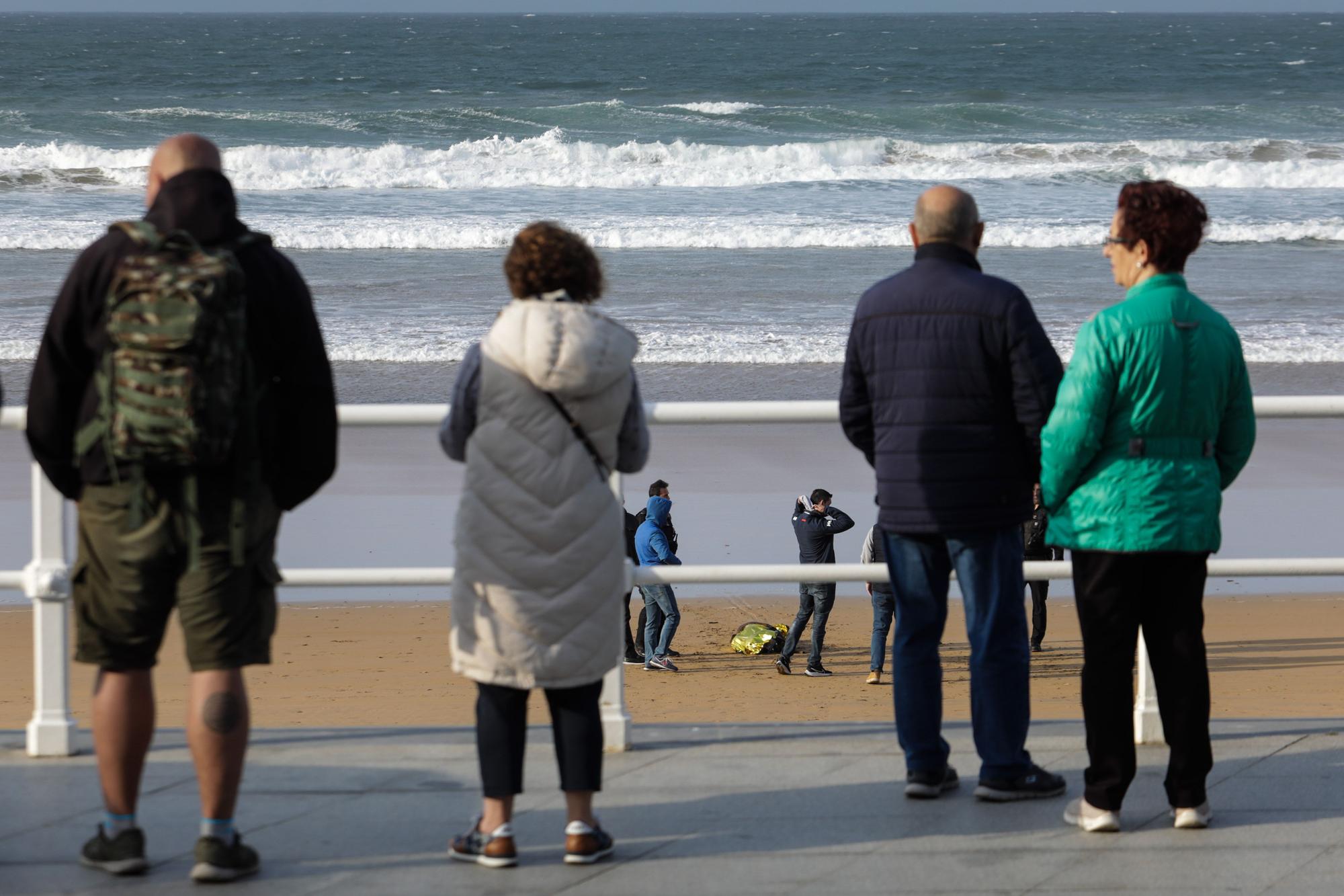 Hallan en Gijón el cadáver de un hombre flotando en el mar