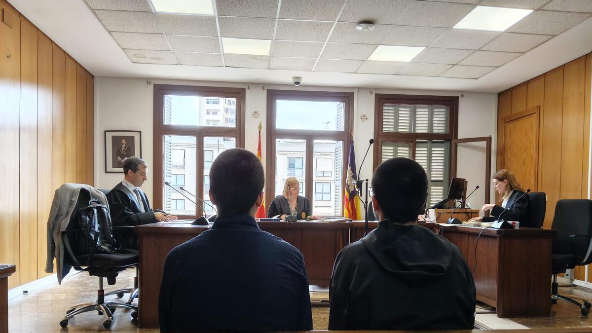 Los dos condenados, ayer en el juicio.
