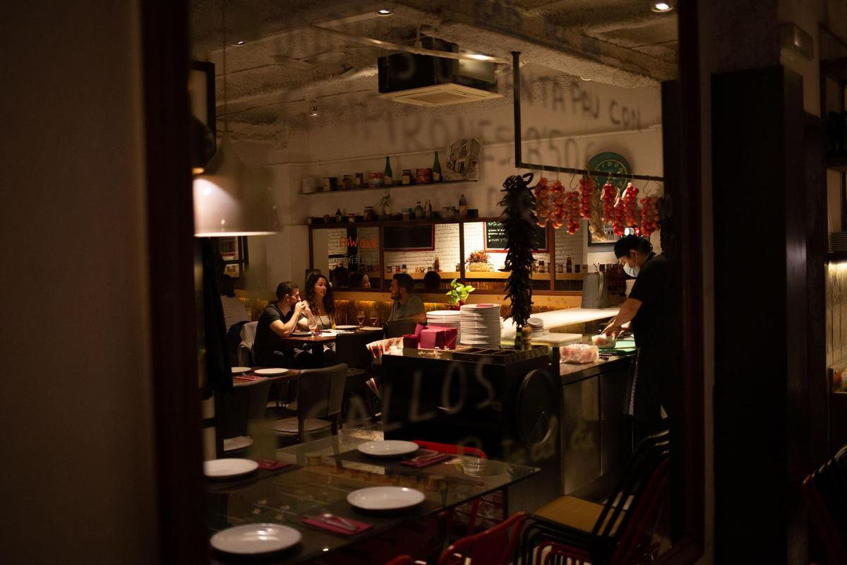 Archivo - Interior de un bar en una calle céntrica de Barcelona, a 14 de octubre de 2021, en Barcelona, Catalunya (España).