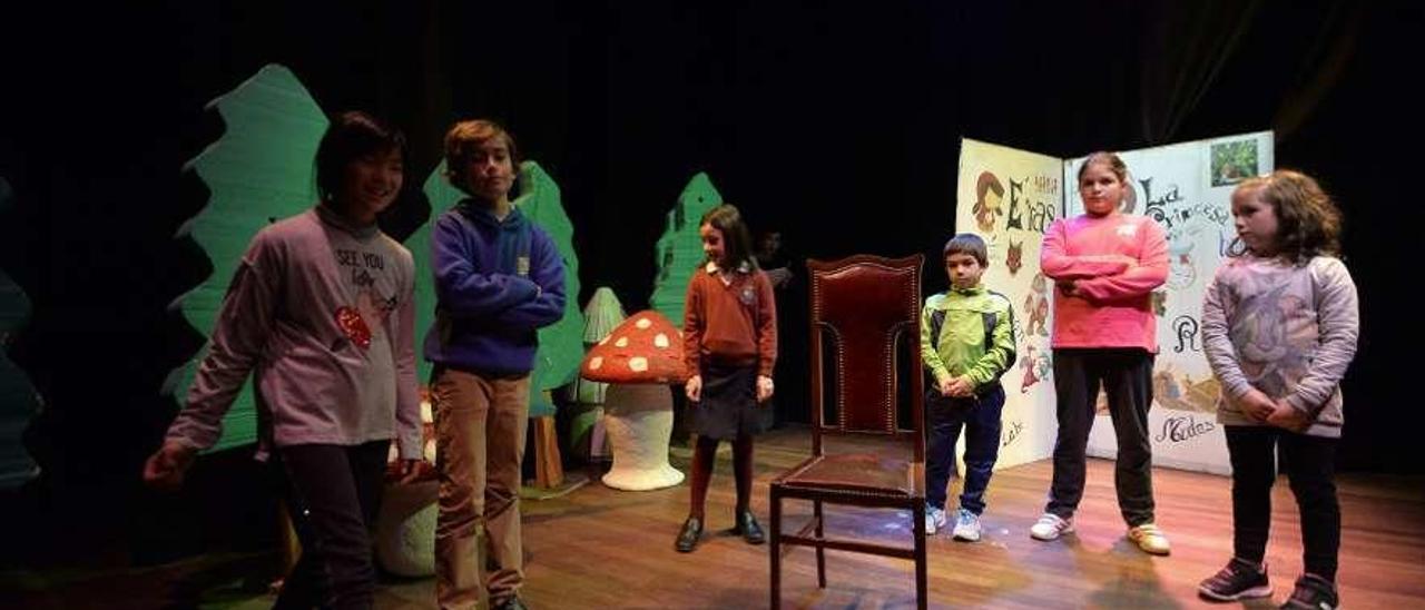 Los pequeños actores, en el ensayo general de ayer en el teatro Clarín.