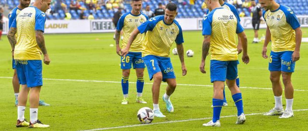 De izquierda a derecha: Benito, Sandro, Joel, Vitolo, Lemos –de espaldas–, Enrique Clemente y Andone, suplentes frente al Ibiza, hacen un rondo antes del partido. | | ANDRÉS CRUZ