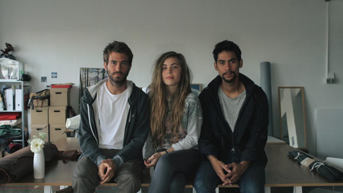 Antonio Longas, Adriana Dumon y Fran Ríos en su taller de Poblenou, en Barcelona.