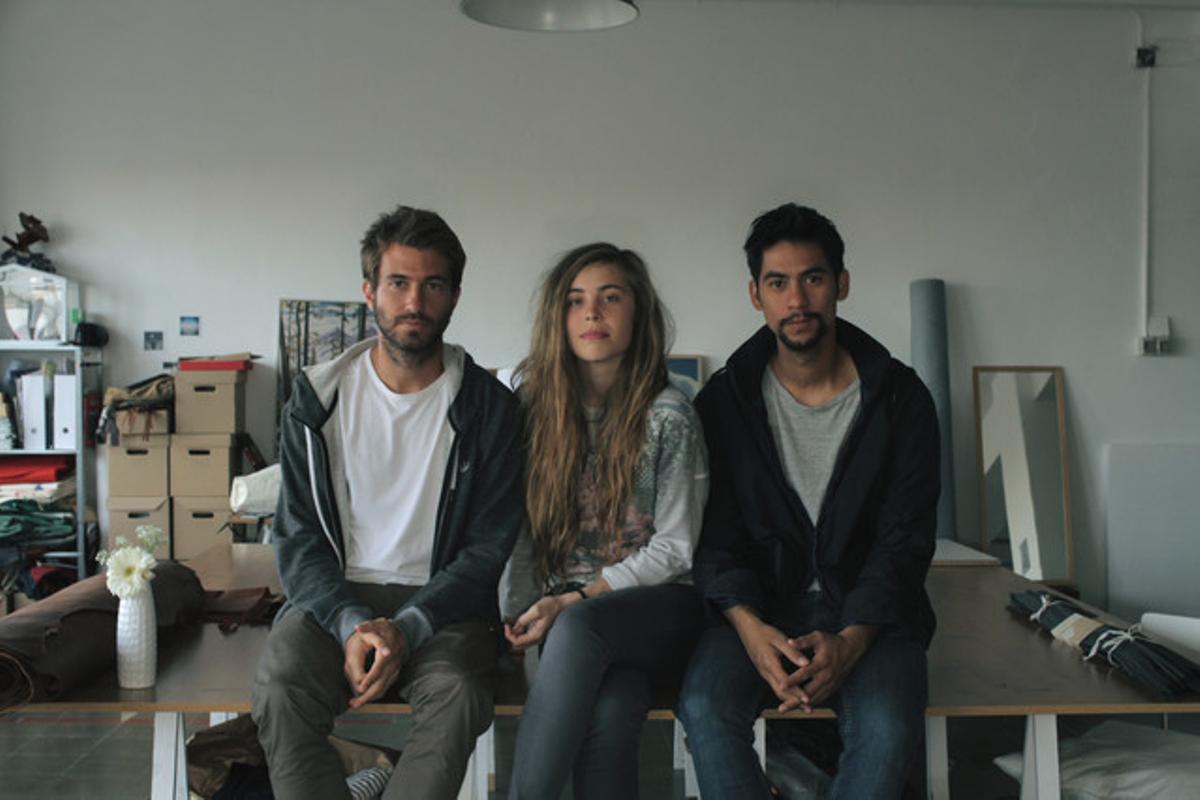 Antonio Longás, Adriana Dumon i Fran Ríos al seu taller del Poblenou, a Barcelona.
