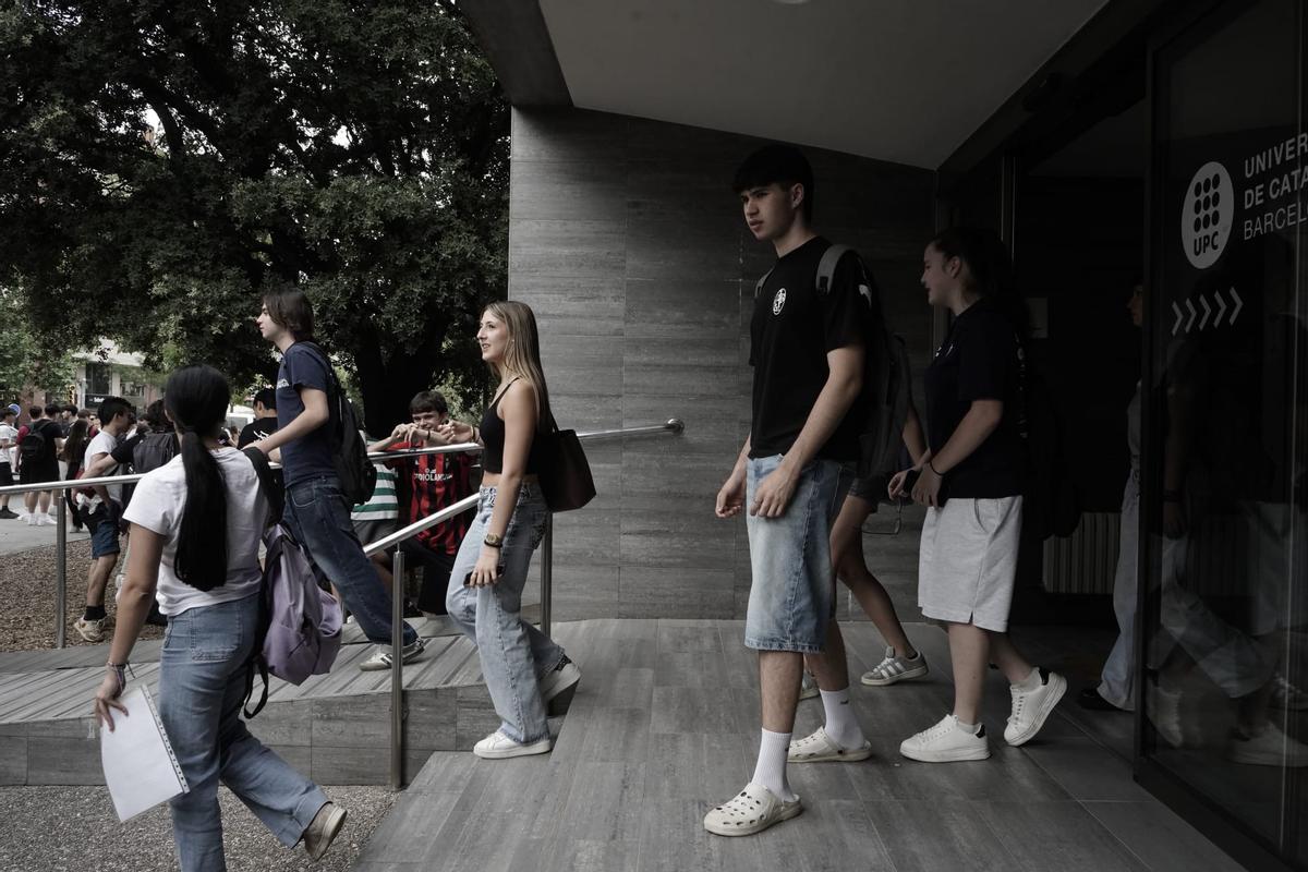 Aumnes sortint de la UPC després de la primera prova de la selectivitat