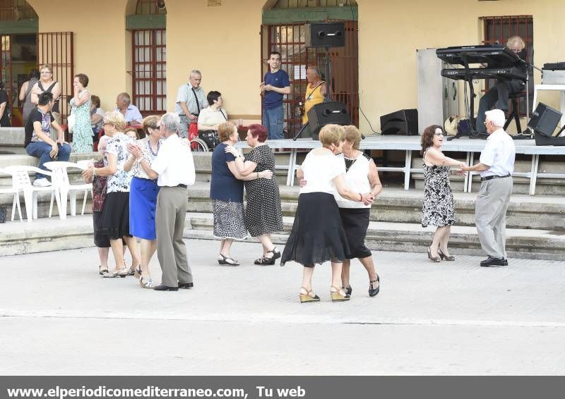 Paella monumental y baile de la tercera edad en la Panderola