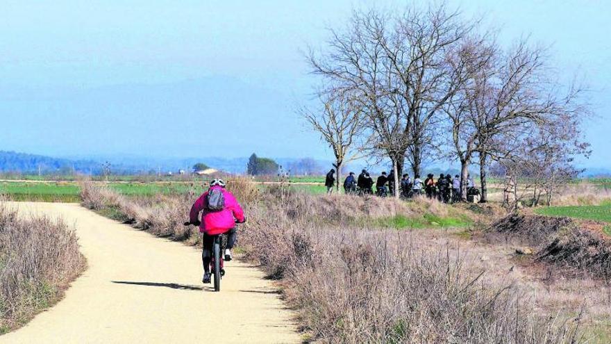 El traçat del tren pinxo ressegueix l’antiga ruta del tren que connectava Palamós amb Girona i Banyoles i és molt fàcil de fer tant a peu com en bicicleta. | CONSELL COMARCAL PLA DE L’ESTANY