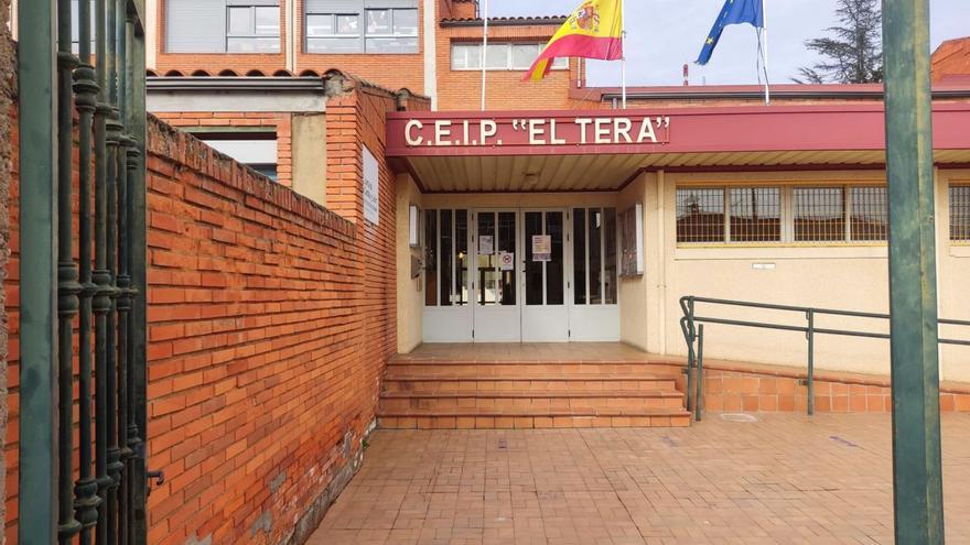 El frío en las aulas del CEIP El Tera aviva las quejas de los padres en Camarzana