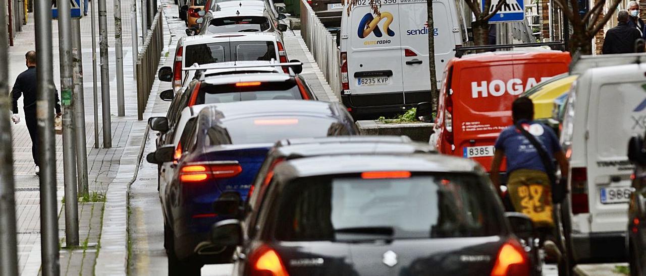 El tráfico y los atascos, una de las principales fuentes de contaminación en la ciudad. // RAFA VÁZQUEZ