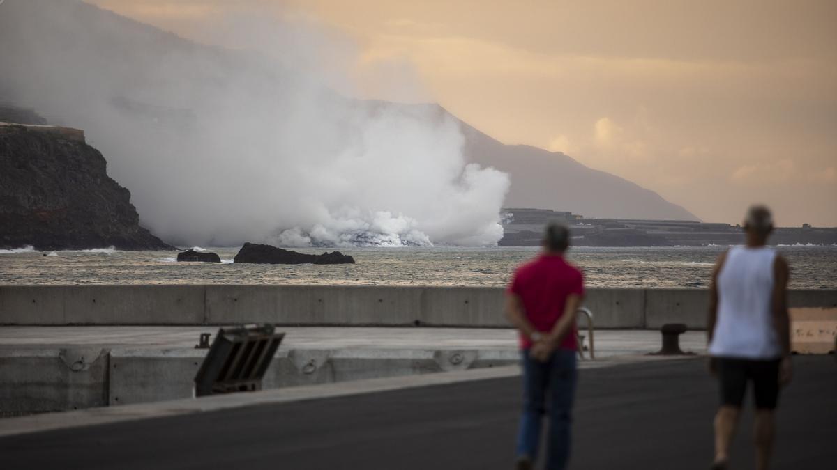 La lava llega al océano y forma ya un delta que sigue expandiéndose.