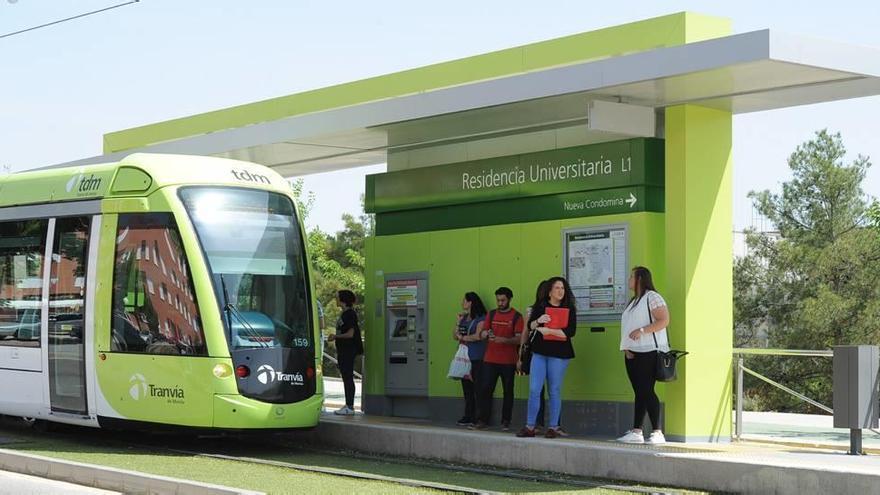 Uno de los tranvías de la ciudad, a su paso por una parada.