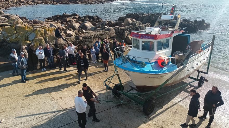 A salvo los dos tripulantes de un pesquero que acabó en las rocas en la costa de Camariñas