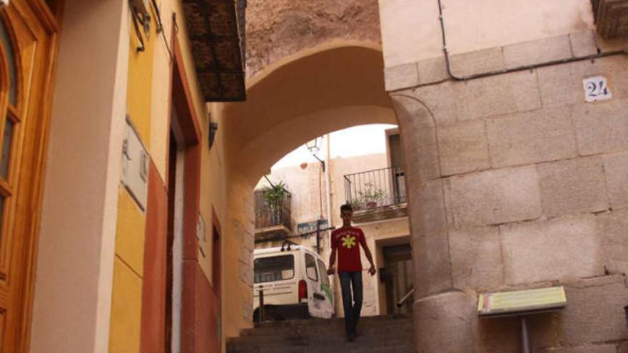 El portal de Sant Jaume está abierto en las murallas y su origen se remonta al siglo XIV. A la derecha, el portal del Raval, que sirve de acceso al barrio del mismo nombre.