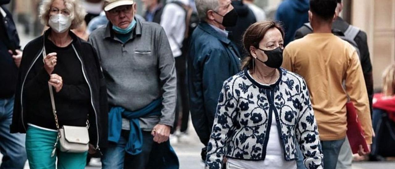 Personas con mascarilla pasean por la calle del Castillo, en Santa Cruz.