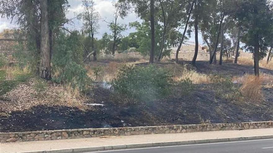 Nuevo incendio en las laderas de la Alcazaba de Badajoz