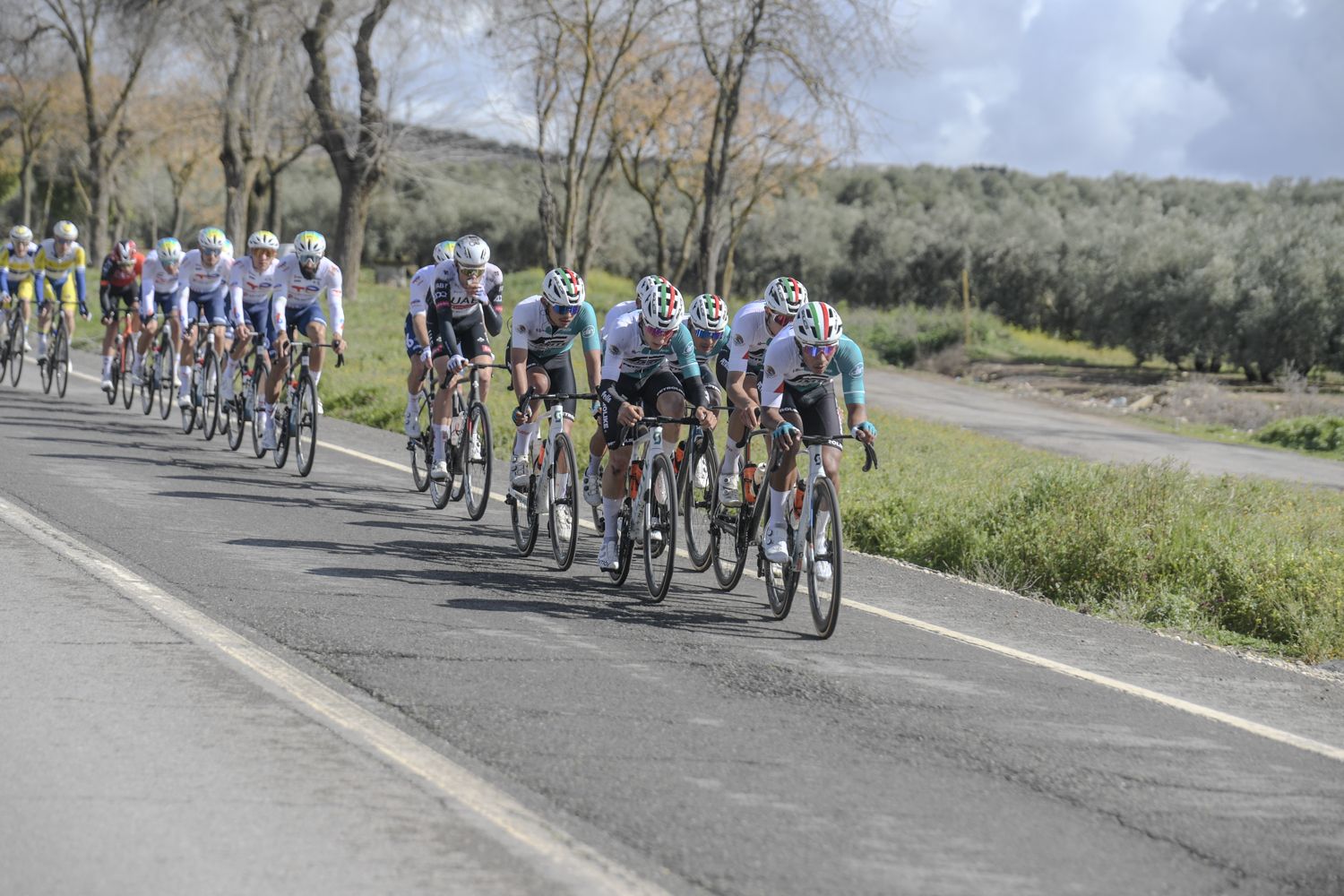 La salida de la etapa de Córdoba de la Vuelta a Andalucía en imágenes