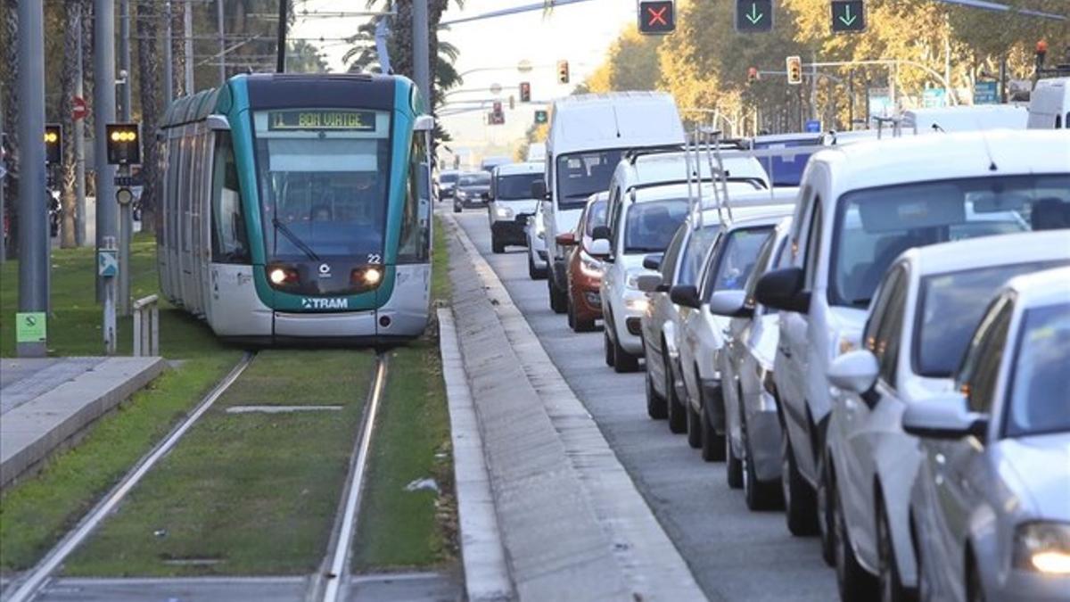 trambaix tram tranvia por la diagonal en la foto el final de las lineas en francesc macia