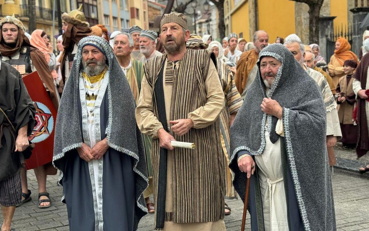 La crucifixión del vía crucis de Infiesto, cancelada por la lluvia: &quot;Una pena, es espectacular&quot;