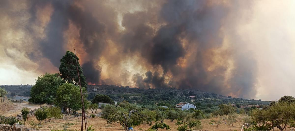 GALERÍA | Un incendio forestal amenaza Fermoselle