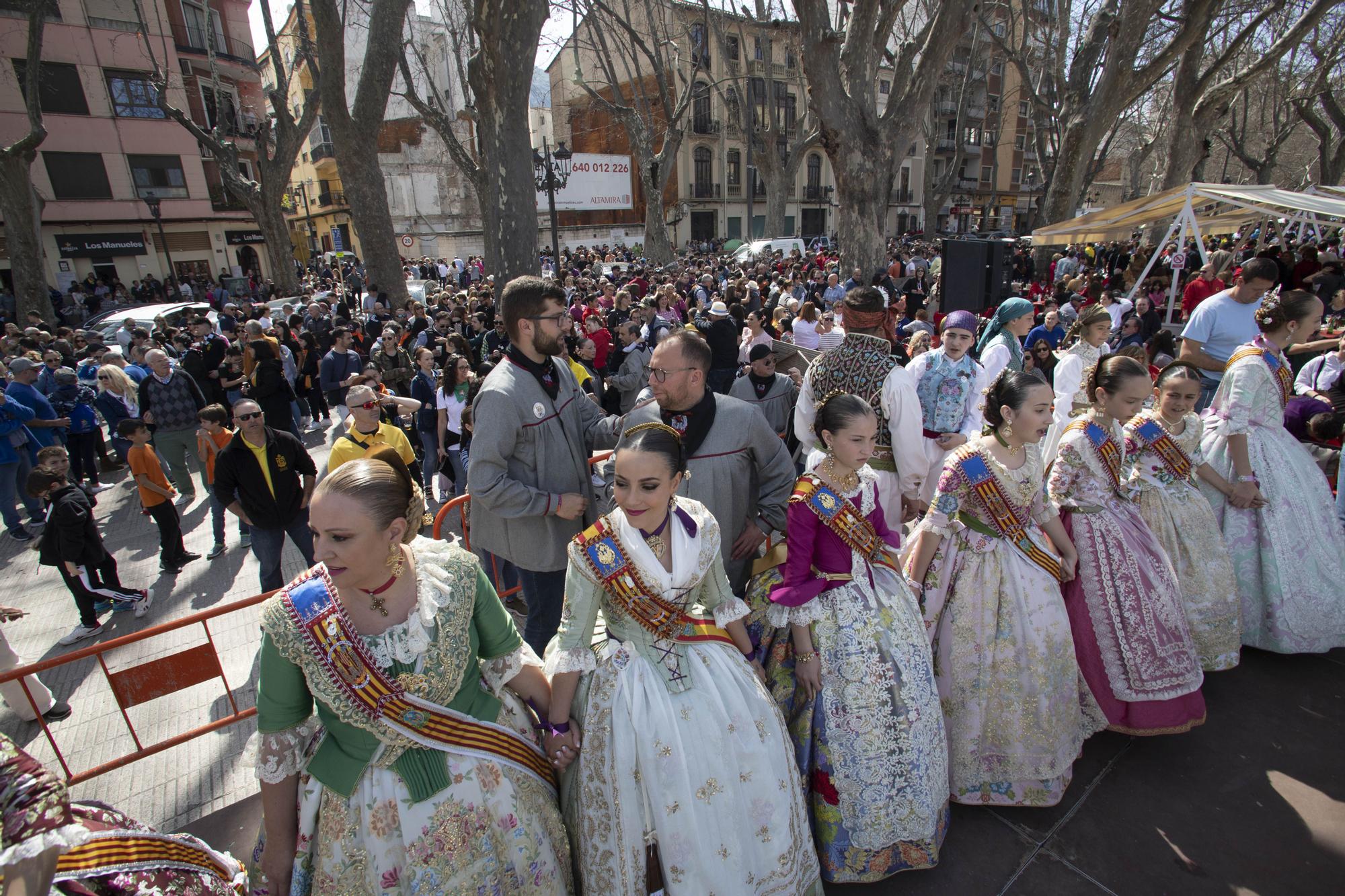 La mascletà de Caballer "retumba" en el Jardí de la Pau de Xàtiva