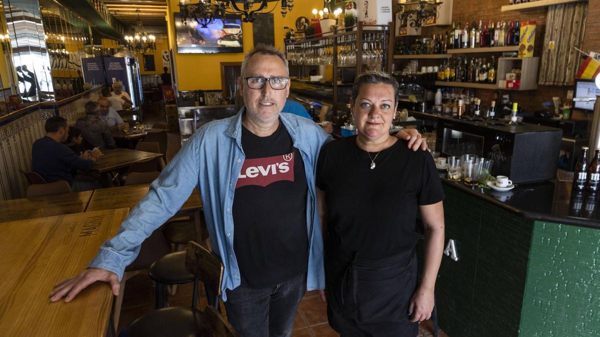 Bar Don Jamón en Paiporta. Gema y Alfredo fueron los primeros en abrir un bar tras la dana en el pueblo. Llevan 17 años regentando el local.
