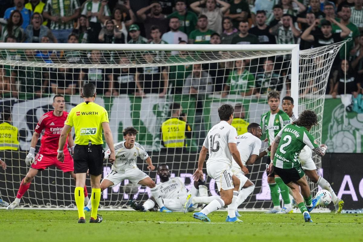 Héctor Bellerín, durante el disparo del 1-1 en el Real Betis Balompié-Real Madrid de la jornada 33 de LaLiga EA Sports en La Cartuja