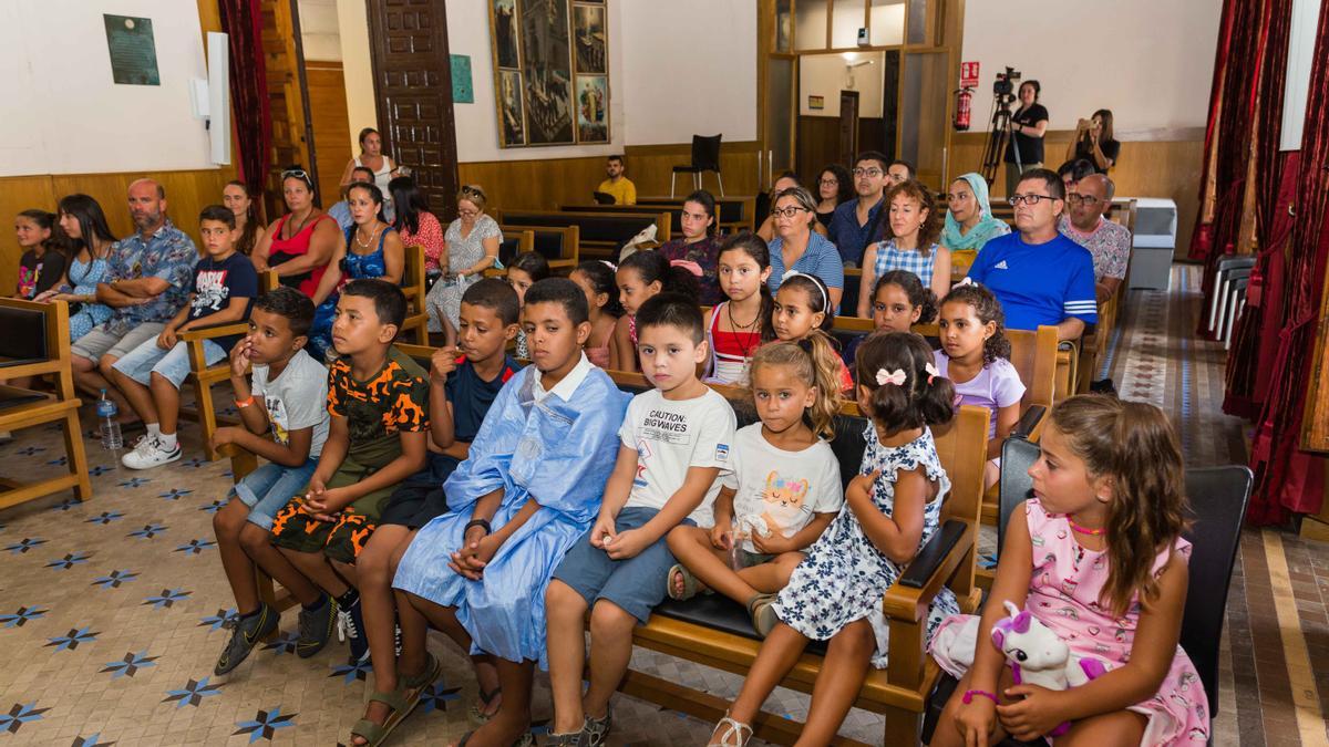 Niños saharauis, en la recepción municipal de este lunes