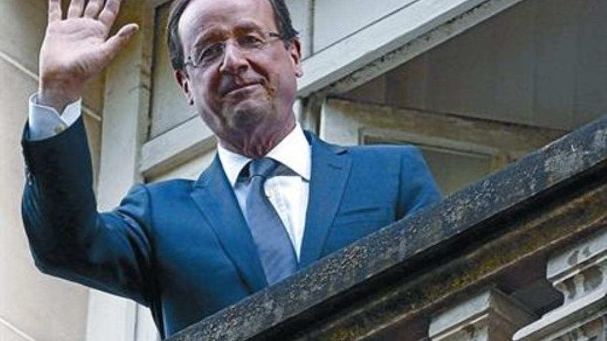 François Hollande saluda a sus simpatizantes desde el balcón de su sede electoral en París, ayer.