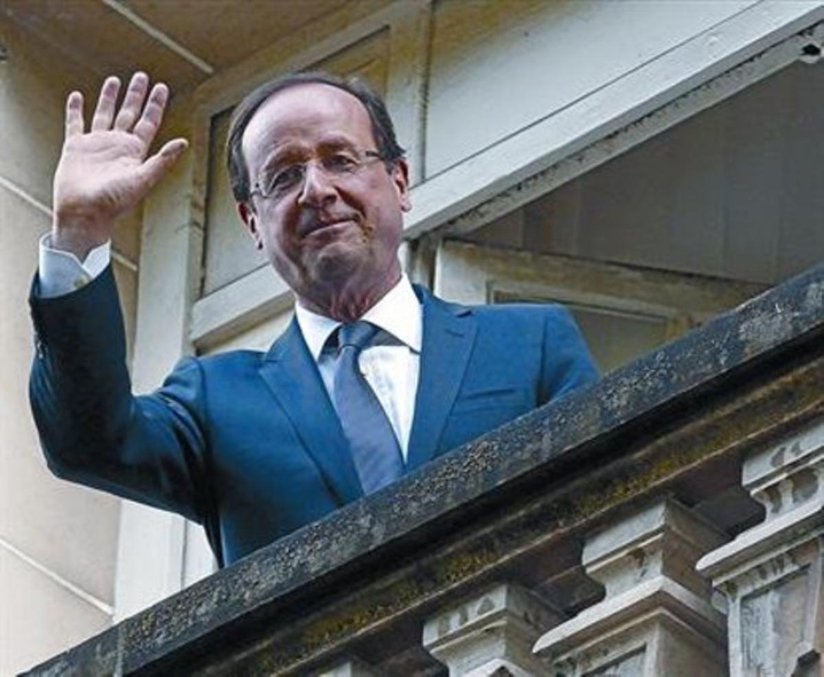François Hollande saluda els seus simpatitzants des del balcó de la seva seu electoral a París, ahir.