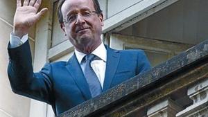 François Hollande saluda a sus simpatizantes desde el balcón de su sede electoral en París, ayer.