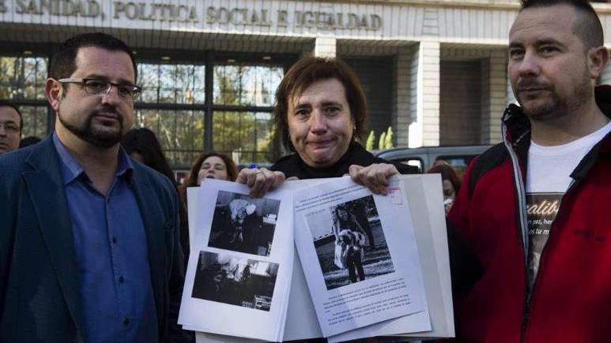 Romero con su abogado (izq.) y su marido tras pedir que el protocolo para infectados con ébola incluya a sus mascotas. // EFE