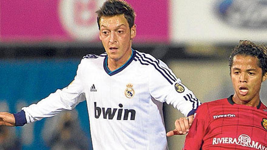 Gio disputa el balón a Özil en el duelo ante el Madrid en Palma.