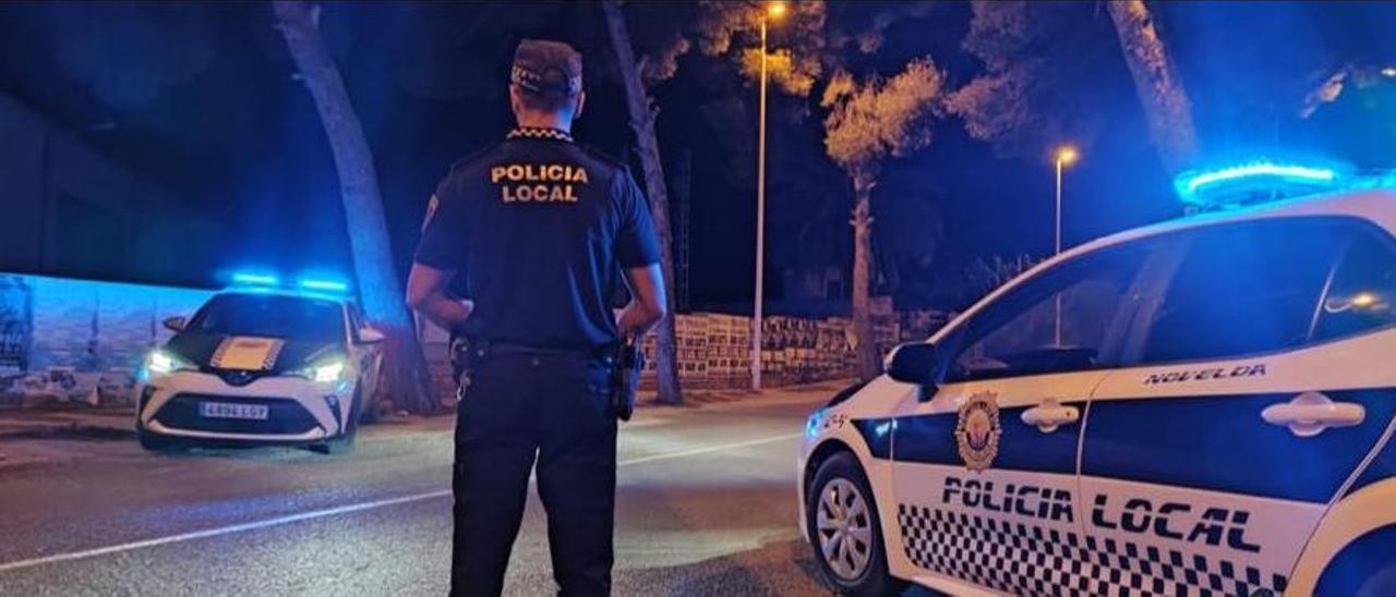 Uno de los habituales controles nocturnos de la Policía Local de Novelda.