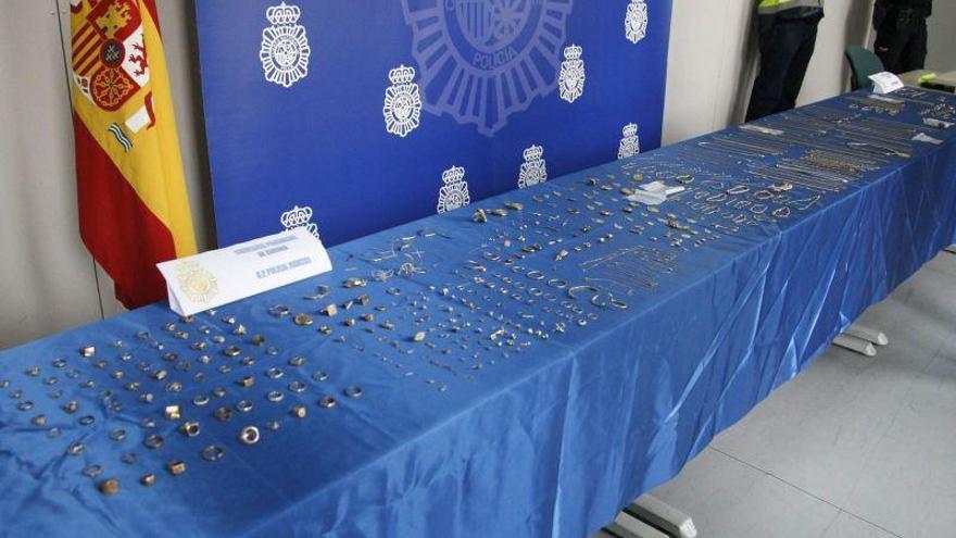 La Policía expone las joyas robadas con el &quot;abrazo amoroso&quot;