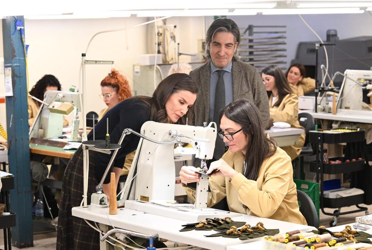 La reina Letizia visita la fábrica de calzado de la firma Pedro García